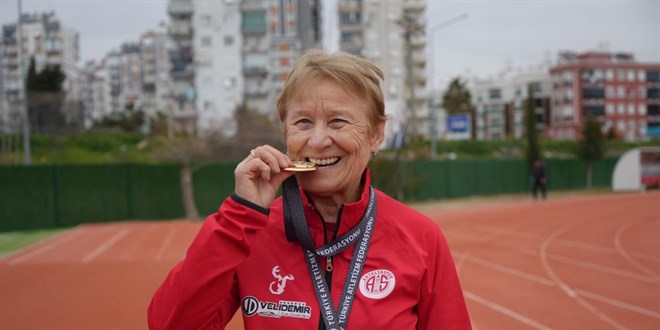 82 ya��nda pistlerin tozunu at�yor