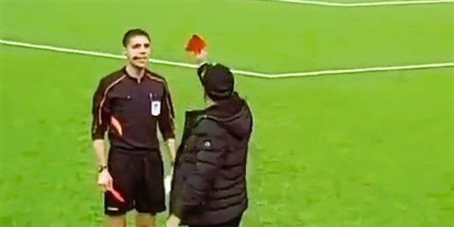 Ye�il sahada s�ra d��� tepki! Bu kez y�netici hakeme k�rm�z� kart g�sterdi