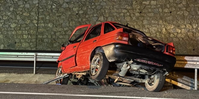 Kocaeli'de otomobil bariyere �arpt�: 2 �l�