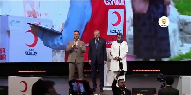Sinan Akçıl, Kızılay için şarkı besteledi.