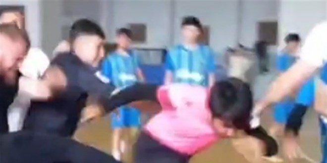 Okul maçında Öğretmenle hakem birbirine girdi