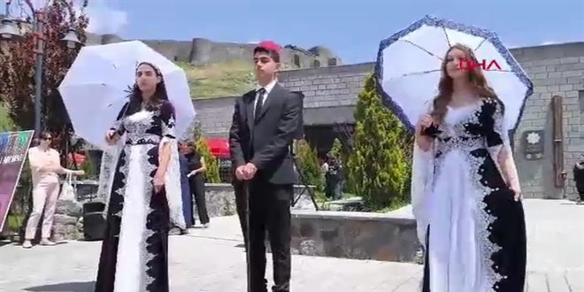 Liseliler, yıl boyu okudukları romanların karakterlerini canlandırdı