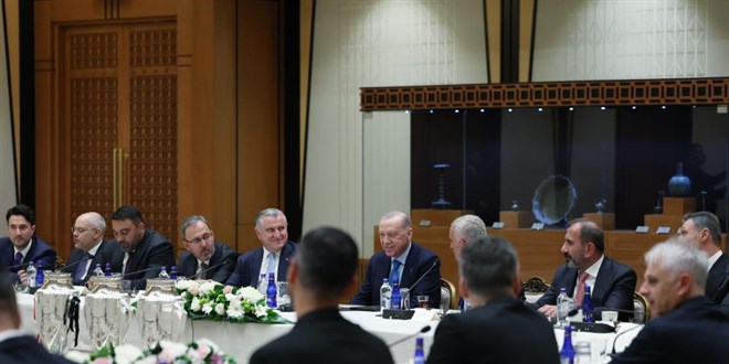 Erdo�an, S�per Lig'e y�kselen 3 futbol kul�b�n�n ba�kanlar�n� kabul etti