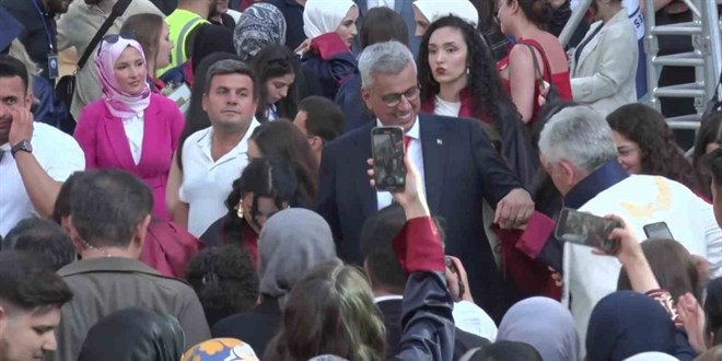 Bakan Memiolu rencilerle horon oynad!.