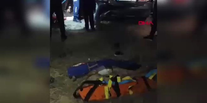 Elaz��'da otomobil yol kenar�na devrildi: 2 �l�, 3 yaral�