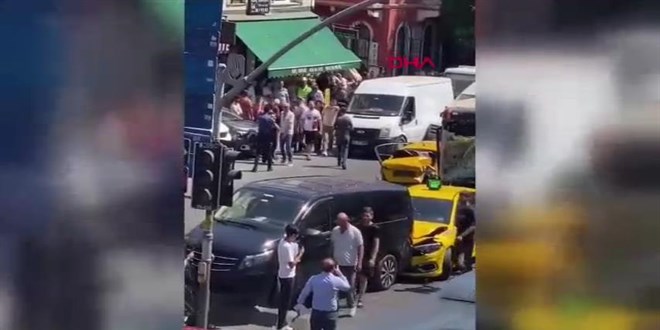 Beyo�lu'nda 9 arac�n kar��t��� zincirleme kaza; yaral�lar var