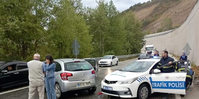 Kazaya m�dahale eden polis arac�na otomobil �arpt�: 2'si polis 8 yaral�