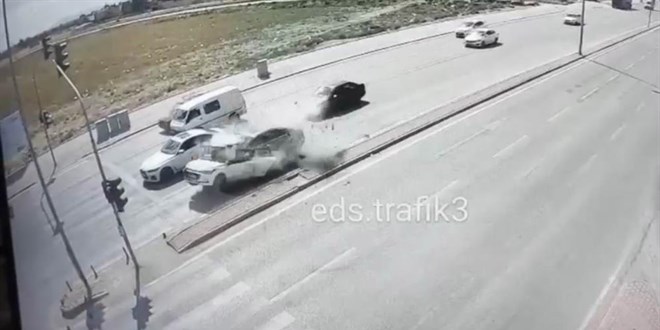 K�rm�z� ���kta feci kaza: Duran otomobile arkadan son s�rat �arpt�