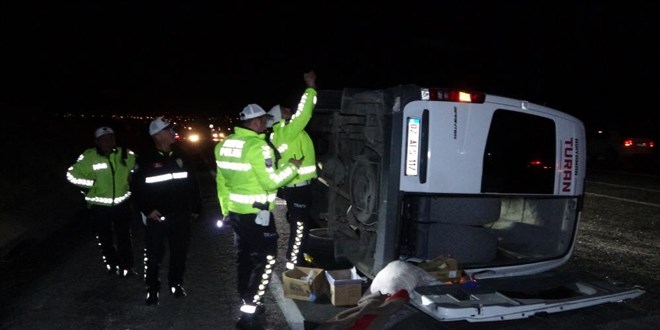 Hafif ticari ara�la �arp��an tur midib�s� devrildi: 13'� ��renci 14 ki�i yaraland�