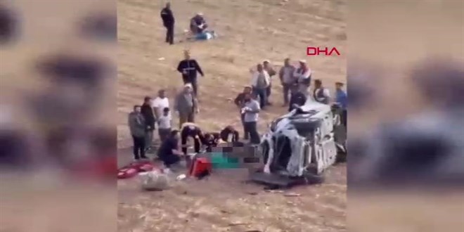 Diyarbak�r'da otomobil �arampole yuvarland�: 1 �l�, 3 a��r yaral�