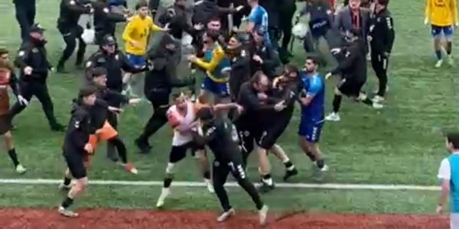 Futbol sahas� ringe d�nd�, 24 k�rm�z� kart ��kt�