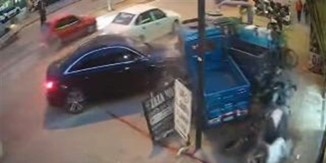 Adana'da kontrolden ��karak kaza yapan otomobil kamerada