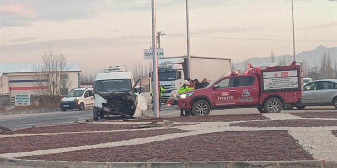 Afyonkarahisar'da ��renci servisi ile kamyonet �arp��t�: 14 yaral�