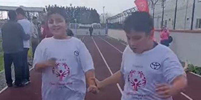 Y�rekleri �s�tan g�r�nt�: �zel e�itim ��rencisi yar��� b�rakt�, arkada��n� bekledi