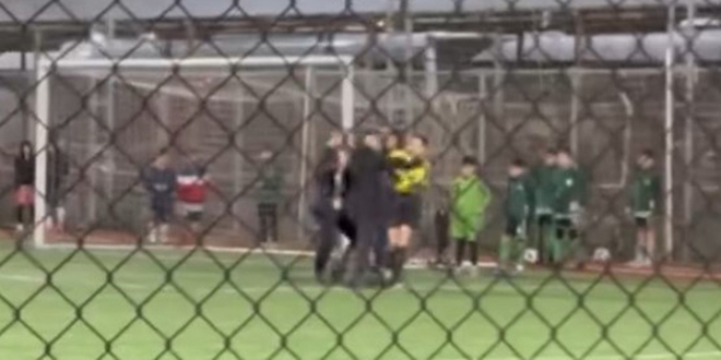 �ocuklar�n ma��nda kad�n hakeme sald�ran antren�r tutukland�