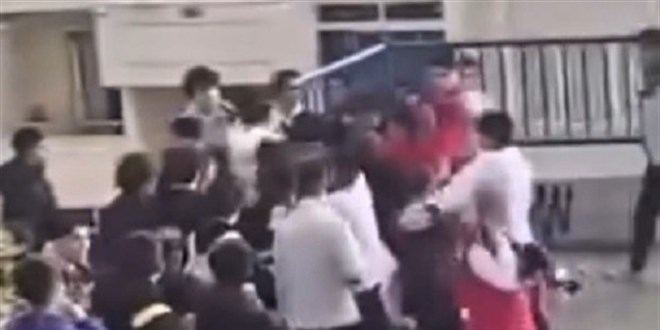 �zmir'de ��renciler birbirine girdi