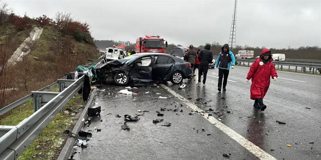 �stanbul-�zmir Otoyolu'nda zincirleme kaza: 1 �l�!