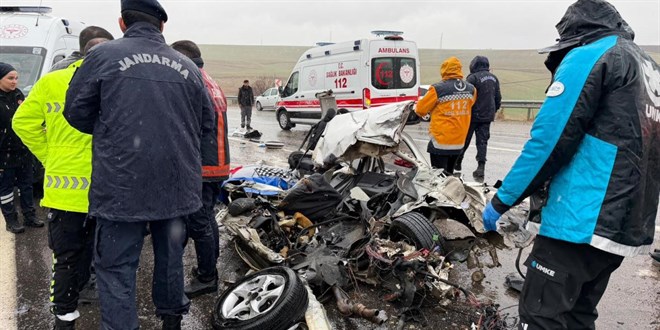 Otob�s otomobili ka��t gibi ezdi: �l� ve yaral� var