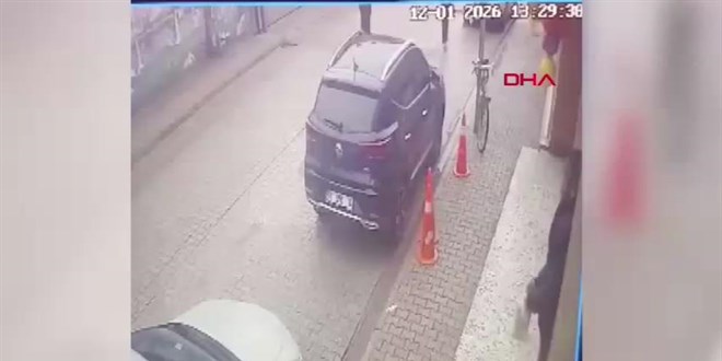 �ocu�unun eski ��retmenini darp edip, tabancayla ate� etti; o anlar kamerada