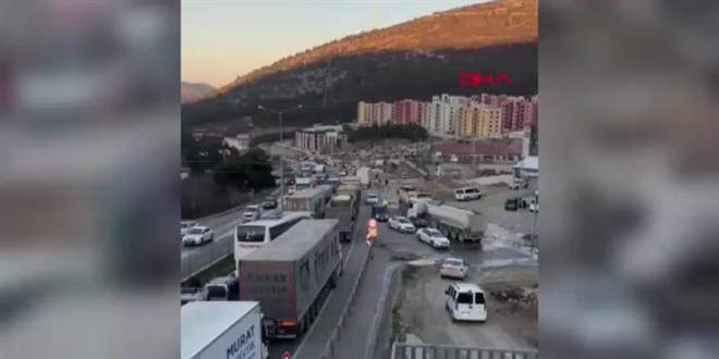 Hatay'da buzlanan yolda 11 ara� zincirleme kazaya kar��t�: 11 yaral�