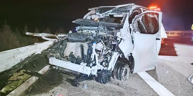 Alt�n y�kl� z�rhl� ara� takla att�: 8 kilo alt�n kay�p