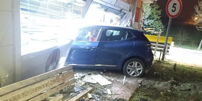 Otomobil KGM'ye ait kantar binas�na �arpt�; g�revli personel �ld�