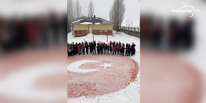 ��renciler karda T�rk bayra�� yapt�