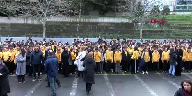 �stanbul'daki okullarda 6 �ubat depremlerinin 3'�nc� y�l�nda bir dakikal�k sayg� duru�u