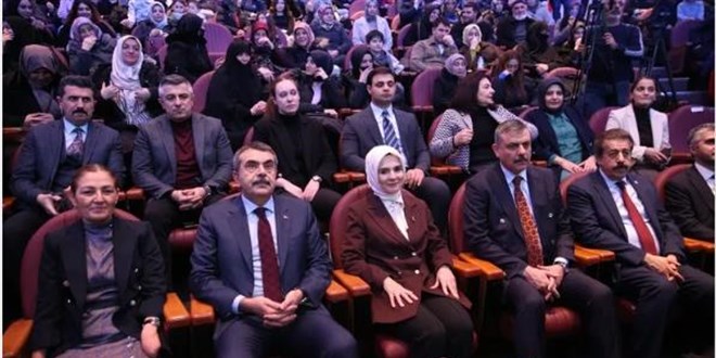 Milli E�itim Bakan� Tekin, Erzurum'da verilen sosyal konutlardan birinin e�yalar�n�n masraf�n� �stlendi