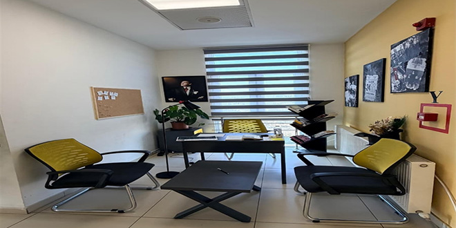 Kap�s�z m�d�r: Okul m�d�r� odas�n� koridora ta��d�!