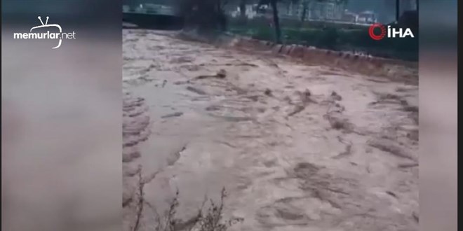 Hatay'da sa�anak etkili oldu: Yollar g�le d�nd� evleri su bast�