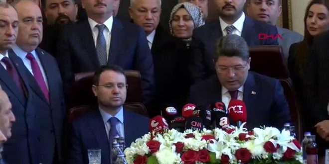 Adalet Bakanl���'nda devir teslim t�reni: Ak�n G�rlek, Y�lmaz Tun�'tan g�revi devrald�