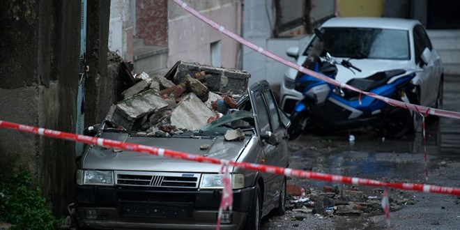 �zmir'de bir binadaki iki balkon otomobilin �zerine ��kt�