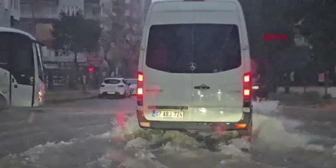 Antalya'y� sa�anak vurdu; 7 il�ede okullar tatil edildi