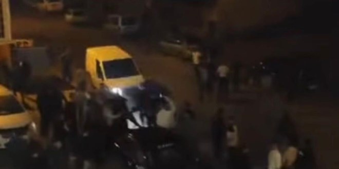 Kan donduran g�r�nt�ler: Arac�yla kavga edenleri ezdi