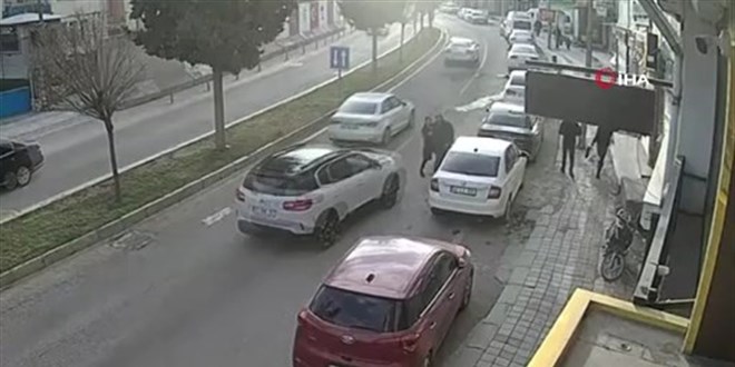 Mardin'de ara� kad�n ��retmene �arpt�: Deh�et anlar� kamerada