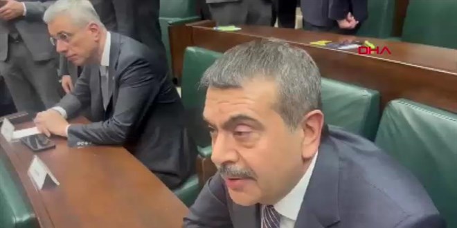 Bakan Tekin gazetecilerin sorular�n� yan�tlad�