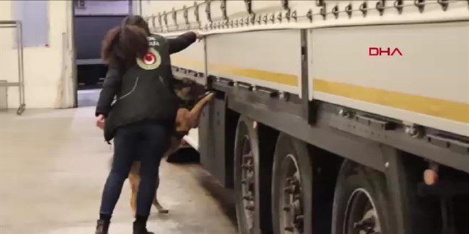 Kap�kule G�mr�k Kap�s�'nda 1 ton 413 kilo esrar ele ge�irildi