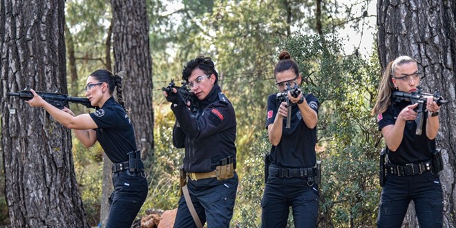 Polisin kad�n e�itmenleri:  Y�lda 25 bin polise at�� e�itimi veriyorlar!