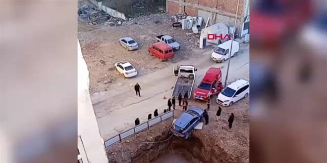 Otomobiliyle in�aat temeline d��mekten sona anda kurtuldu