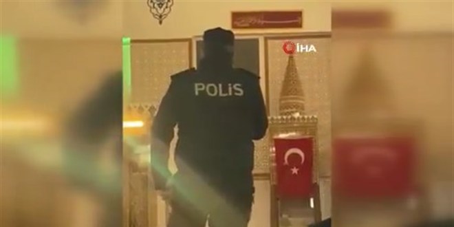 �l�e emniyet m�d�r� resmi �niforma ile m�ezzinlik yapt�