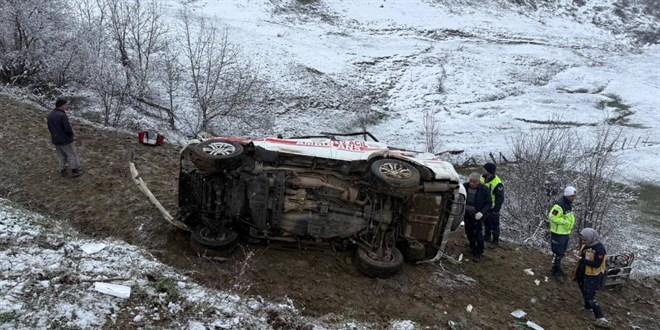 Artvin'de ambulans u�uruma yuvarland�: �l� ve �ok say�da yaral� var