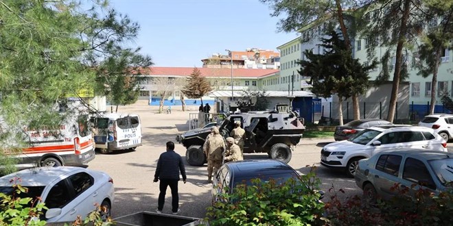 Lisede silahl� sald�r�: 10 ��renci, 4 ��retmen ve 1 polis yaraland�, sald�rgan intihar etti