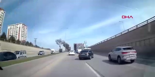 Ankara'da makas atan otomobil, hafif ticari araca �arpt�: kaza an� kamerada