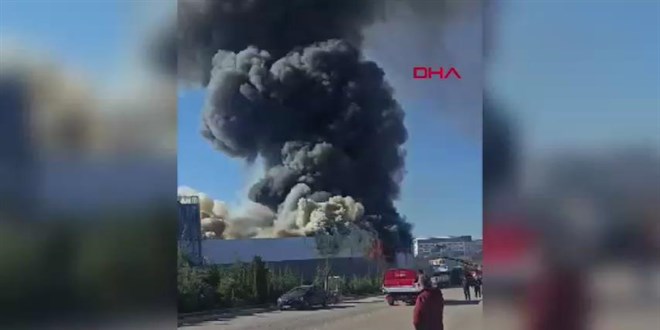 Ankara'n�n Sincan il�esinde, boya fabrikas�nda yang�n