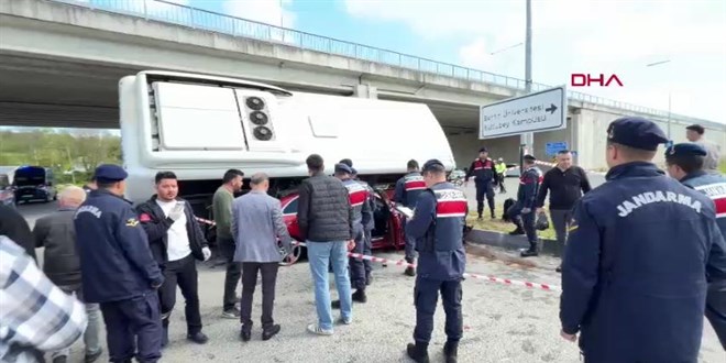 Bart�n'da halk otob�s� otomobilin �zerine devrildi; yaral�lar var