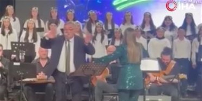 ��rencileriyle �ark� s�yleyen okul m�d�r� sosyal medyay� sallad�