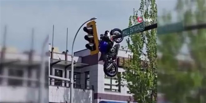B�yle kaza g�r�lmedi! Motosiklet trafik ���klar�nda as�l� kald�!