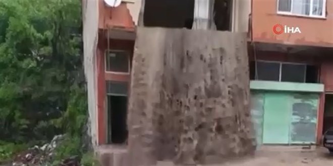 Ordu'da sel sular� bir evin i�erisinden �elale gibi akt�
