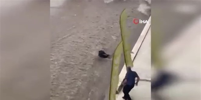 Ba�kent'te sel sular�na kap�lan ki�iyi kurtarmaya �al��an vatanda�lar da s�r�klendi